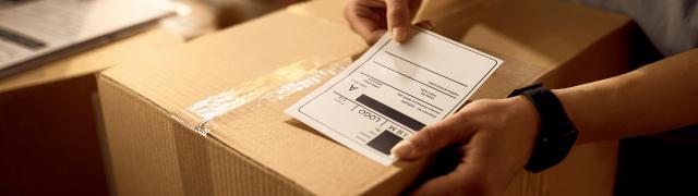 At sætte et mærkat på en pakke fra en etiketprinter